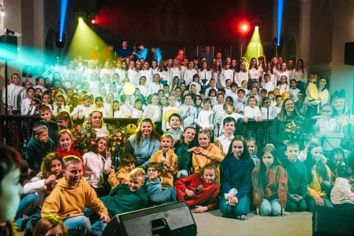 Osiecka schola nagrywa koncert z udziałem dzieci z różnych krajów