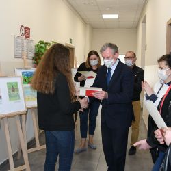 wręczenie nagród w konkursie plastycznym "O koronawirusie na poważnie i na wesoło"