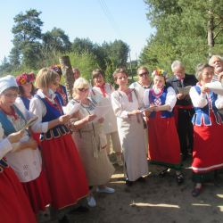 członkowie Czernikowskiego Stowarzyszenia „Czyż-Nie”, Stowarzyszenia Gmin Ziemi Dobrzyńskiej oraz poetów LGLw Osieckim...