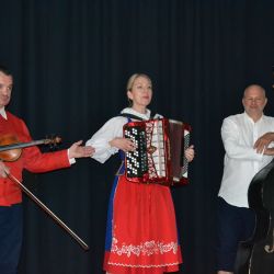 koncert Toruńskiej Orkiestry Symfonicznej z muzyką kujawską z udziałem kapeli ludowej i tancerzy
