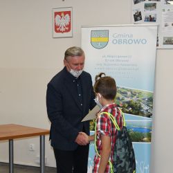 Pan Wójt Andrzej Wieczyński i Pani Sektretarz Mirosława Kłosińska wręczają listy gratulacyjne laureatom konkursów