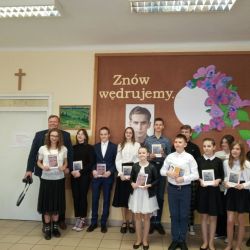 uczestnicy XVI Konkursu Recytatorskiego Poezji K.K. Baczyńskiego "Znów wędrujemy ciepłym krajem"