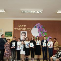 uczestnicy XVI Konkursu Recytatorskiego Poezji K.K. Baczyńskiego "Znów wędrujemy ciepłym krajem"