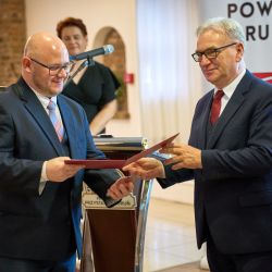 Przemysław Piotrowski odbiera list gratulacyjny podczas ogłoszenia wyników konkursu „Społecznik Roku Powiatu Toruńskiego...