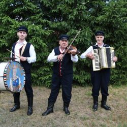 Kapela Kudowa im. Kamińskich. Od lewej Kamil Kamiński, Ryszard Cąbrowski, Henryk Kamiński.