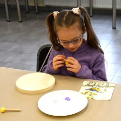 Poniedziałkowe zajęcia z dekoracji metodą decoupage