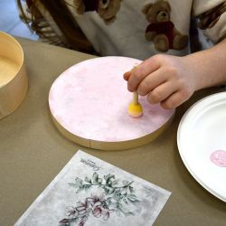 Poniedziałkowe zajęcia z dekoracji metodą decoupage