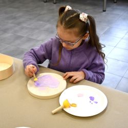 Poniedziałkowe zajęcia z dekoracji metodą decoupage