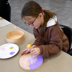 Poniedziałkowe zajęcia z dekoracji metodą decoupage