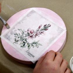 Poniedziałkowe zajęcia z dekoracji metodą decoupage