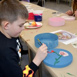 Poniedziałkowe zajęcia z dekoracji metodą decoupage